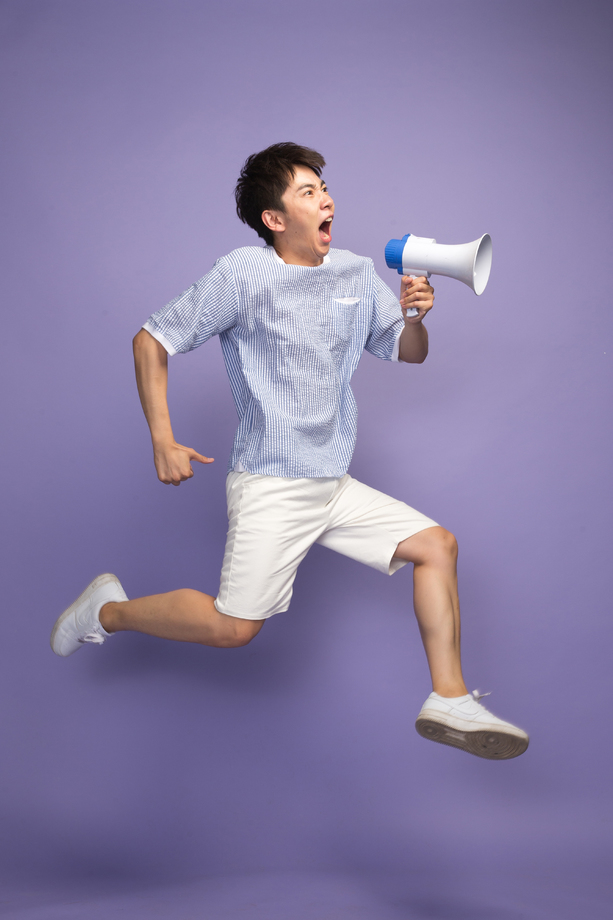 时尚青年男人拿着扩音器
