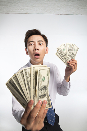 商务青年男人拿着美元