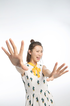 表情害怕的青年女人