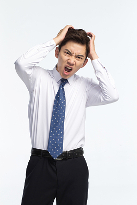 面部表情痛苦的青年男人图片