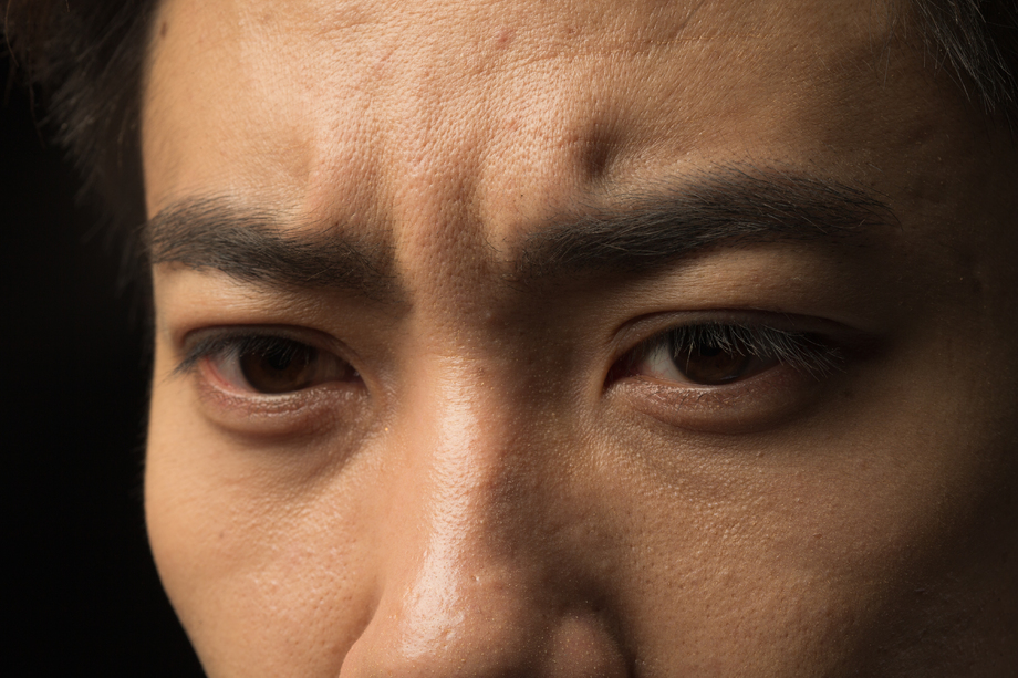 青年男人的面部特写