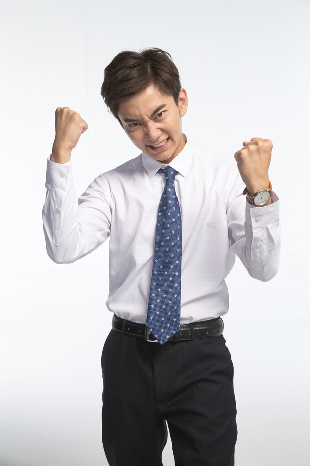表情愤怒的商务青年男人照片