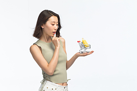 青年女人手托着购物车