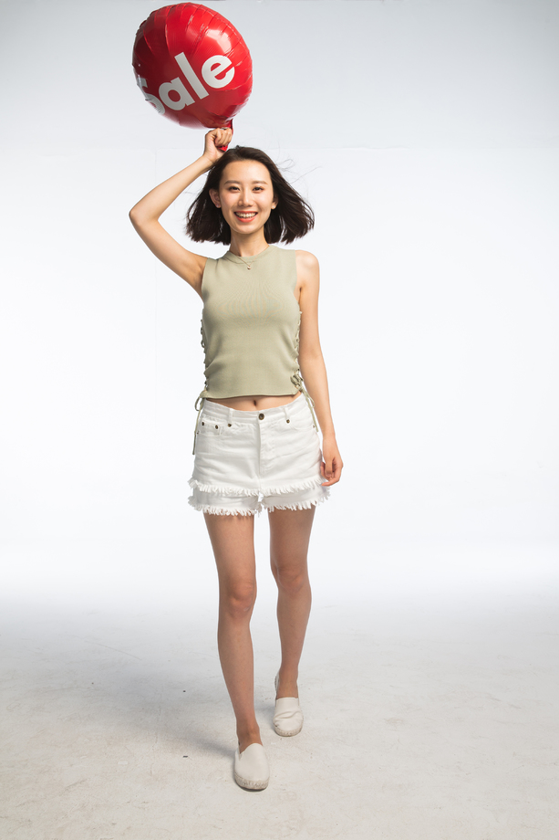 年轻女孩拿着气球照片 年轻女孩拿着气球照片