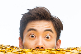 青年男人和金