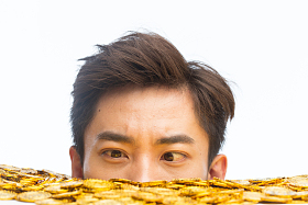 青年男人和金币照片