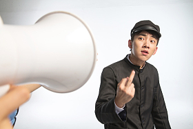 复古青年女人对着青年男人呼喊