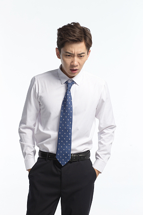 面部表情痛苦的青年男人图片