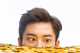 青年男人和金