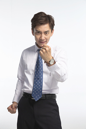 表情愤怒的商务青年男人