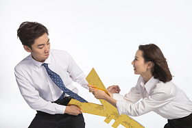 商务青年男女抢夺金钱图片