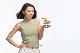 青年女人手托着购物车