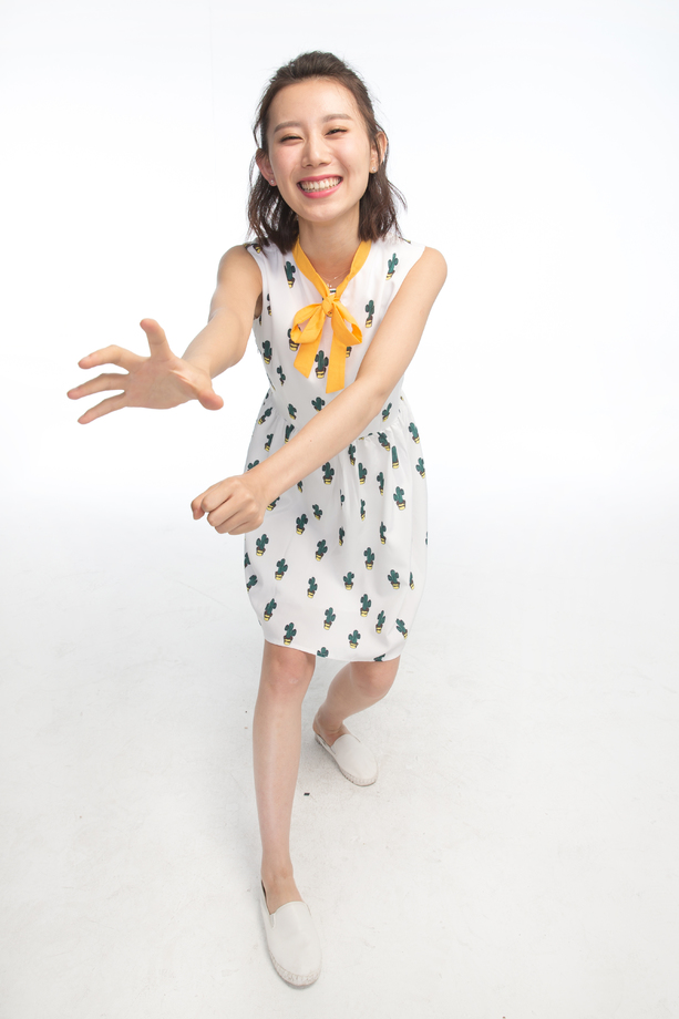 年轻女孩伸手抓照片