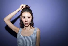 青年女人嚼口香糖