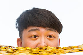青年男人和金