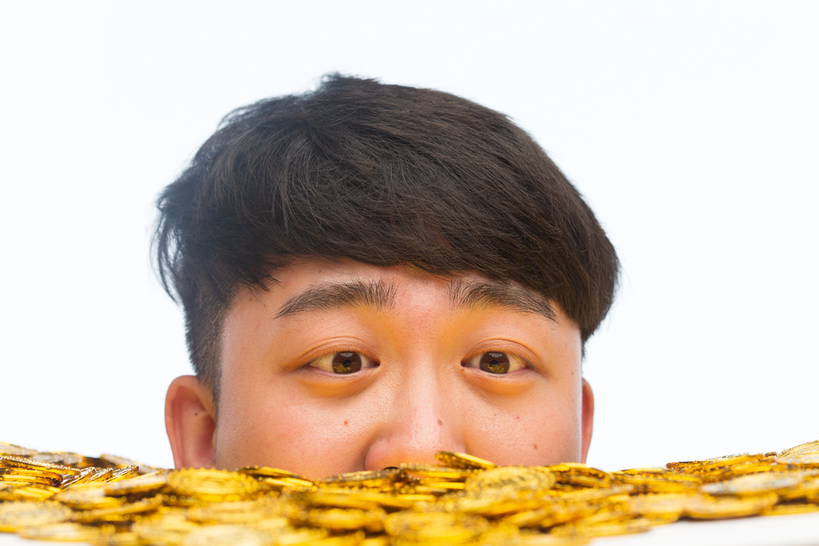 青年男人和金