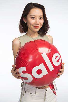 快乐的年轻女孩拿着气球图片