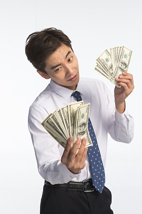 商务青年男人拿着美元