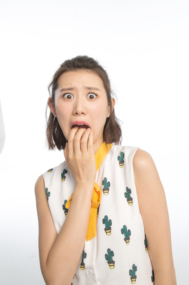 面部表情震惊的青年女人 面部表情震惊的青年女人