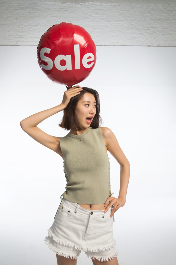 快乐的年轻女孩拿着气球