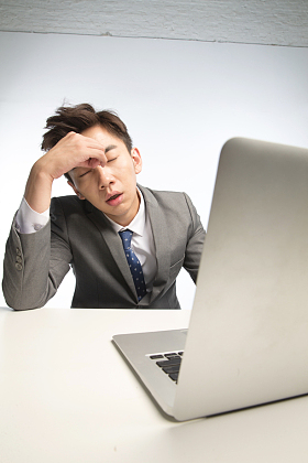 疲劳的商务青年男人