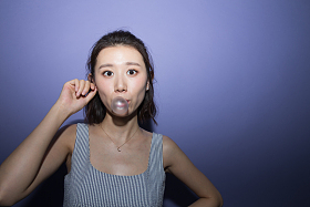 青年女人嚼口香糖图片