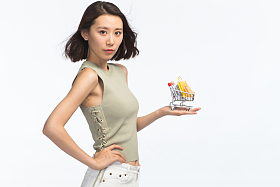 青年女人手托着购物车图片