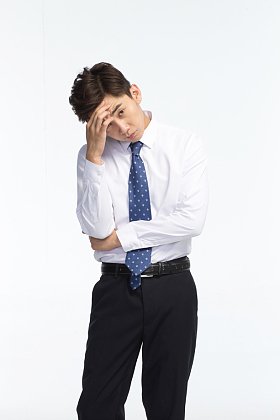 面部表情痛苦的青年男人图片