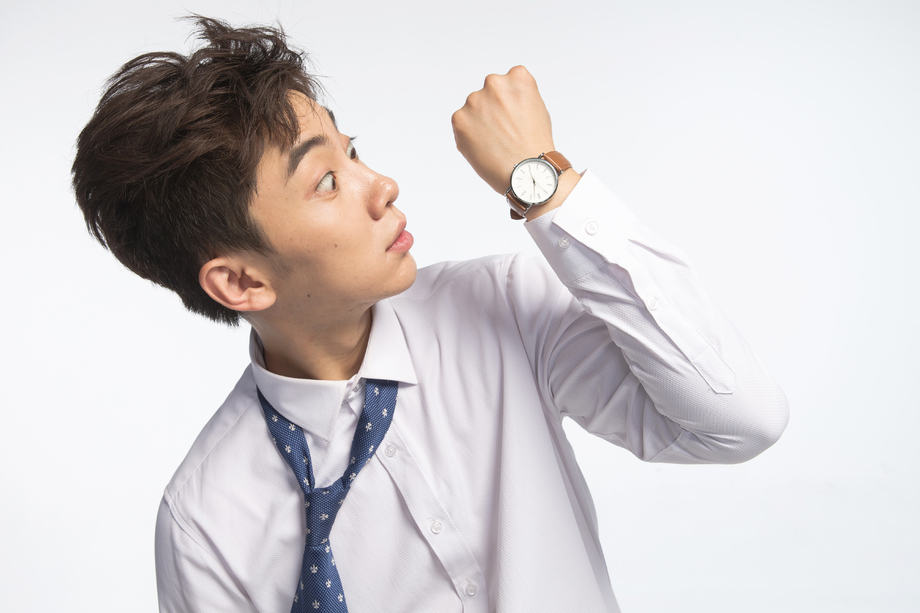 戴着腕表的商务青年男人