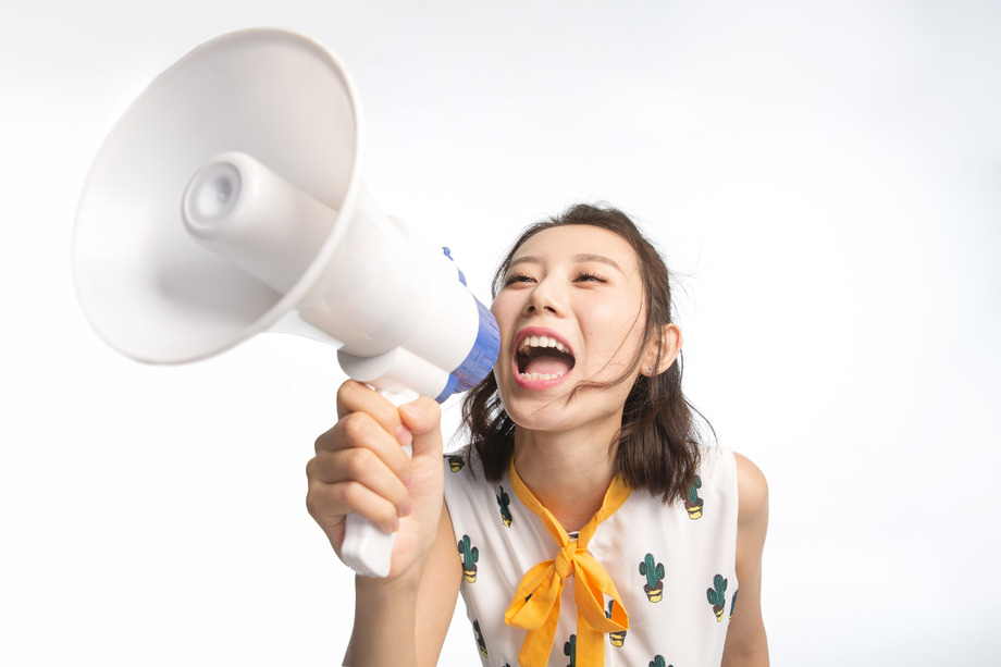 年轻女孩拿着话筒 年轻女孩拿着话筒