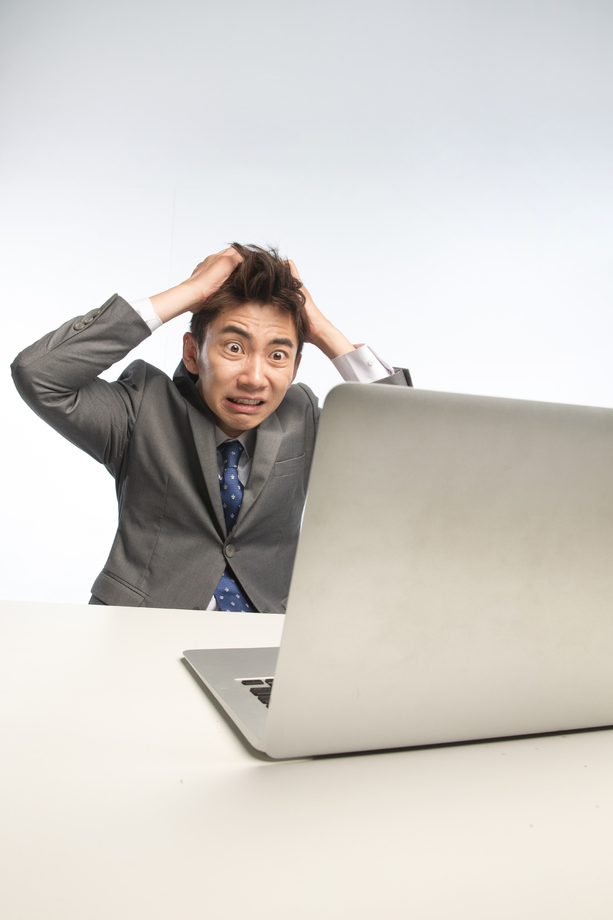 疲劳的商务青年男人 疲劳的商务青年男人