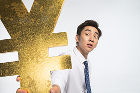 商务青年男人拿着人民币符号图片