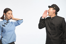 复古青年男女大喊图片