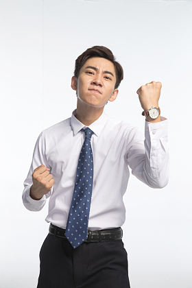 表情愤怒的商务青年男人图片