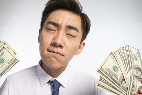 商务青年男人拿着美元