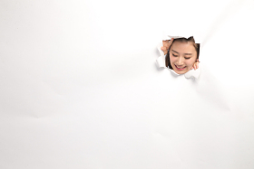 青年女人通过纸洞窥视照片