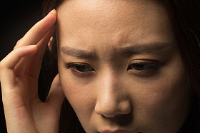 青年女人的面部特写