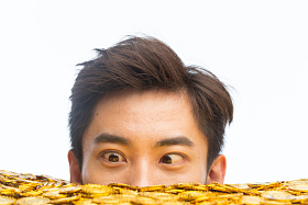 青年男人和金币照片