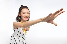 年轻女孩伸手抓