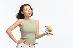 青年女人手托着购物车