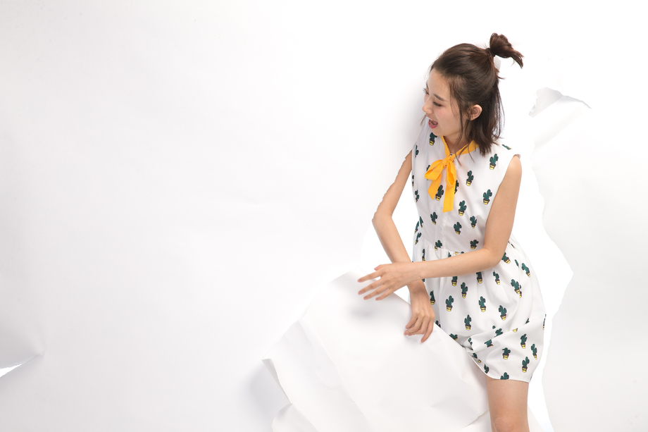 青年女人通过纸洞窥视照片 青年女人通过纸洞窥视照片