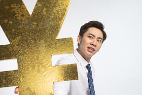 商务青年男人拿着人民币符号图片