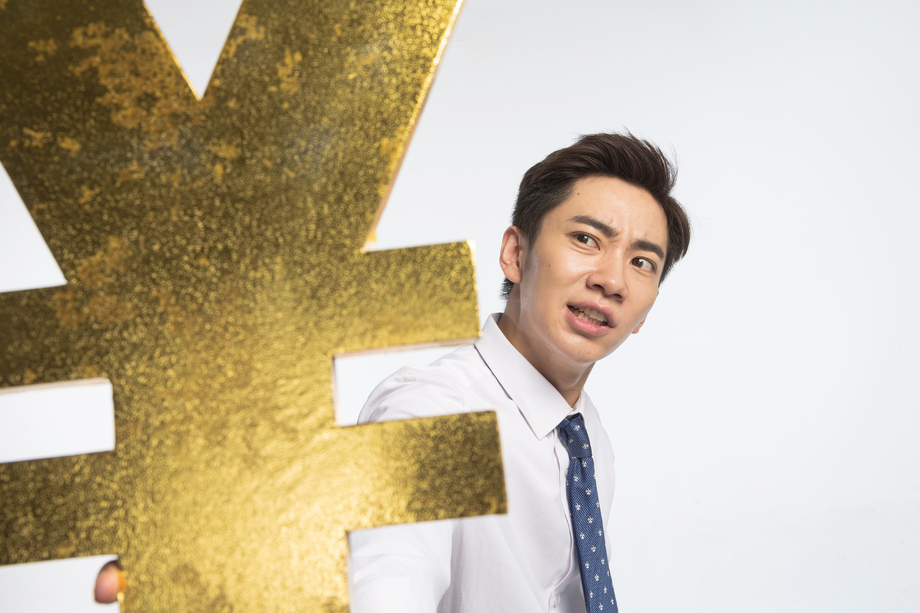 商务青年男人拿着人民币符号图片