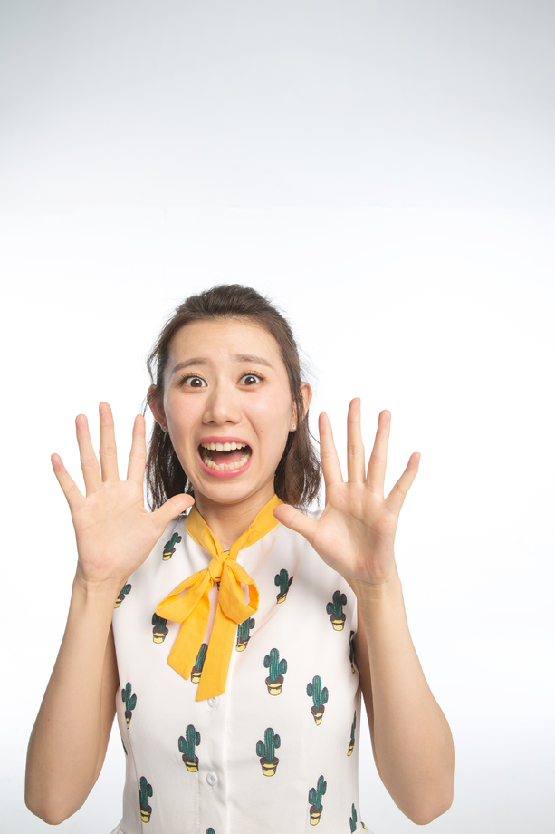 表情害怕的青年女人