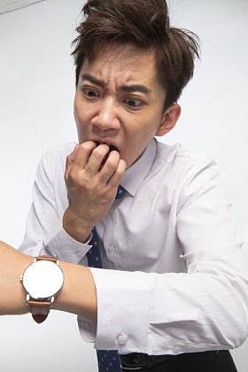 戴着腕表的商务青年男人