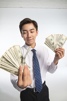 商务青年男人拿着美元