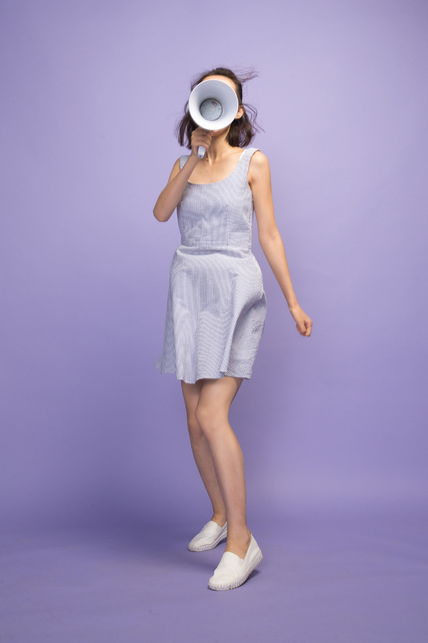 年轻女孩拿着话筒