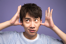 青年男人捂着耳朵图片