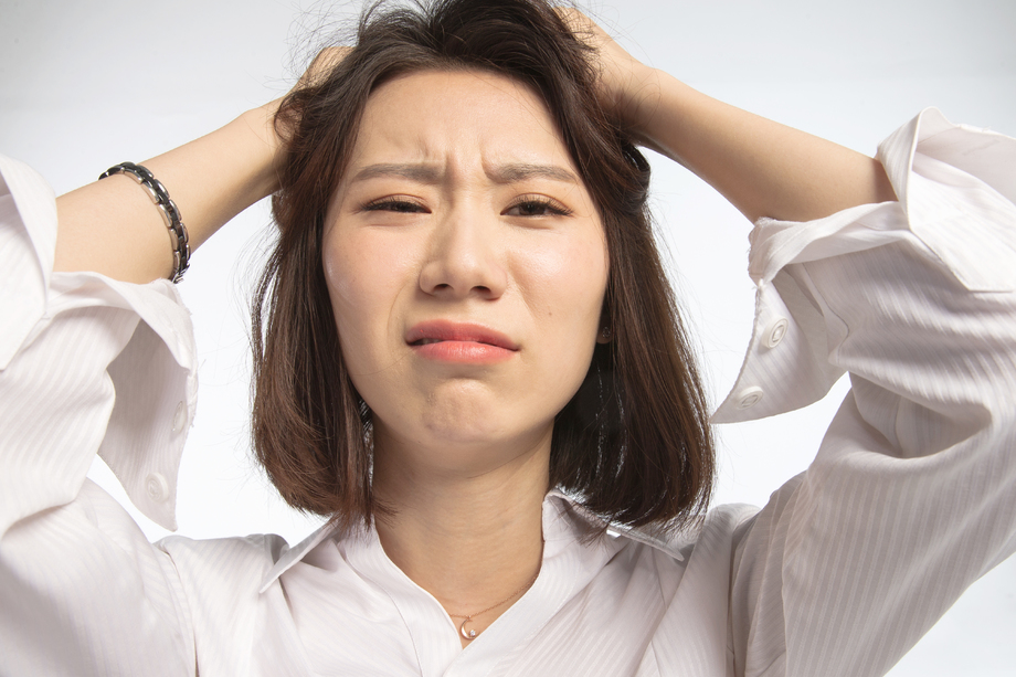 面部表情痛苦的青年女人 面部表情痛苦的青年女人
