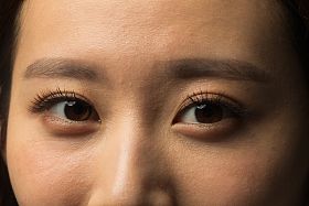 青年女人的面部特写